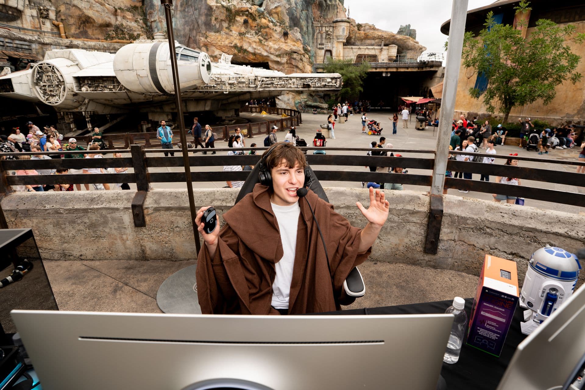 Clix streaming at Disney's Star Wars Galaxy's Edge